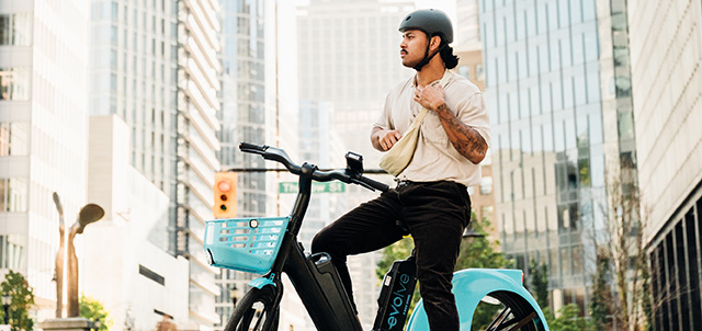Man on Evolve e-bike in the city